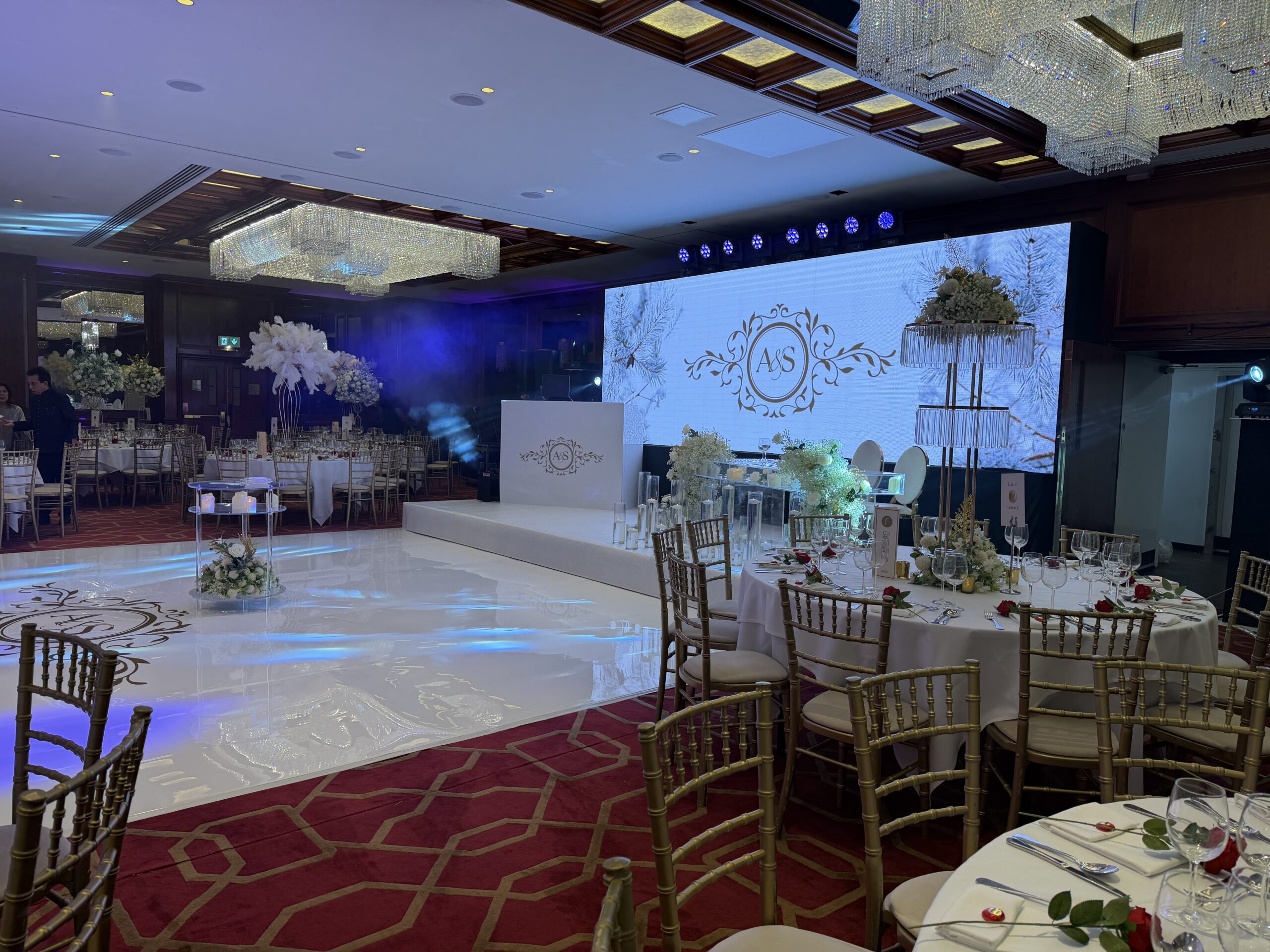 Luxury wedding stage with LED wall, white dancefloor and ambient lighting by AK Musik